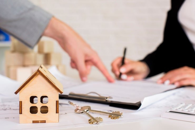 Step-by-step guide to filing a home insurance claim smoothly and effectively.